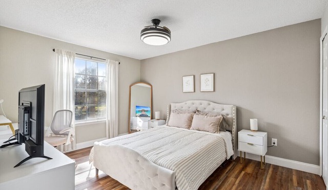 Cozy Gated 2BR Near Attractions Free Parking Quiet Community Lake View