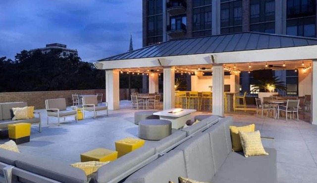Downtown Savannah | Rooftop Pool + On-Site Bar