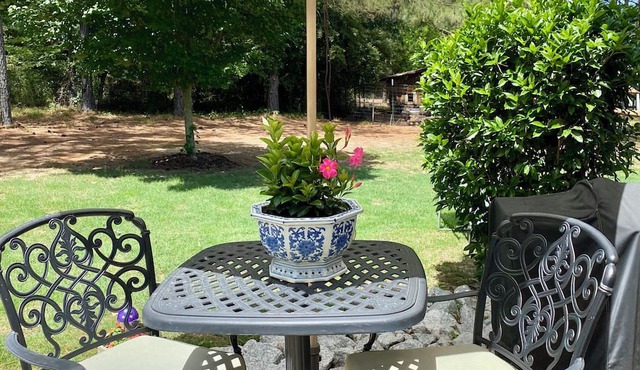 Tranquil 3-bedroom home on a private wooded lot 16 miles to Masters Golf course