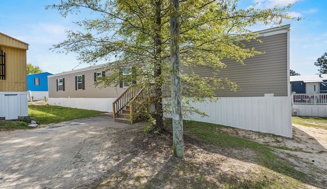 Spacious 4-bedroom mobile home in perfect West Columbia with AC