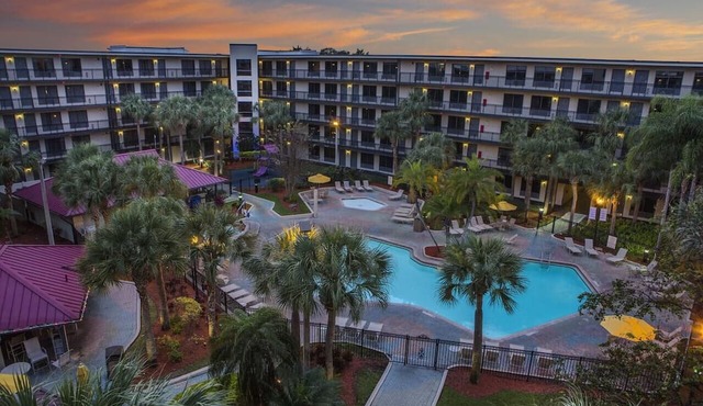 Universal Orlando Adventure! 3 Units w/Free Breakfast, Pool, Pets Allowed!