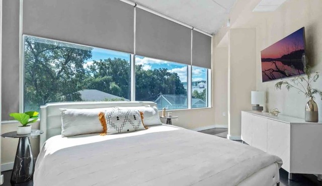 Lovely 2BD 2BTH Thorton Park Condo w/secure parking