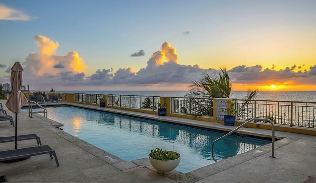 King Suite Ocean View w/Balcony, Dining and Beach Access