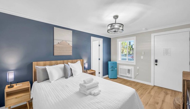 Premium Queen Room Hotel- 2 Pools, Near Beach/Boardwalk, Pets not Allowed