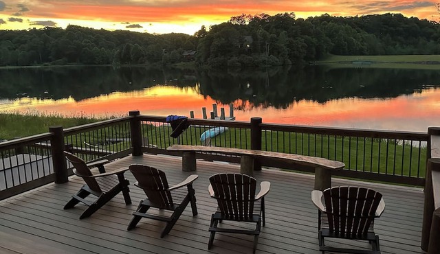 Lakefront home in 100 acre community/mountain views, shopping & dining all close
