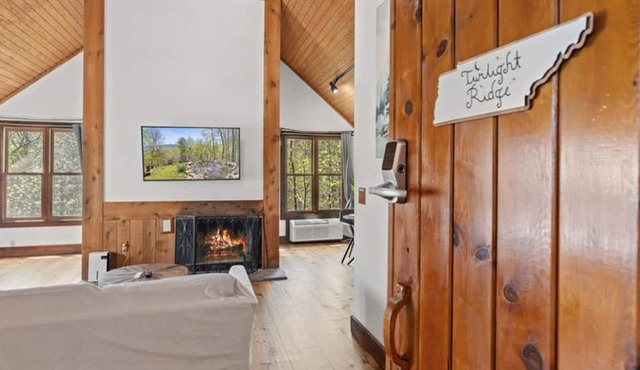 Twilight Ridge - King Suite With Skylights Koi Pond Fireplace And Breakfast