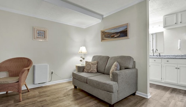 Studio w/Marina Views & Pool! Walk to Waterfront Dining!
