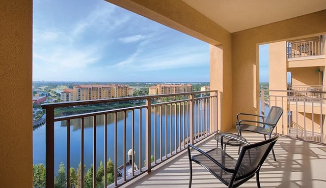 Spacious 2BD Suite - Pools/Hot Tub/Near Disney & More!