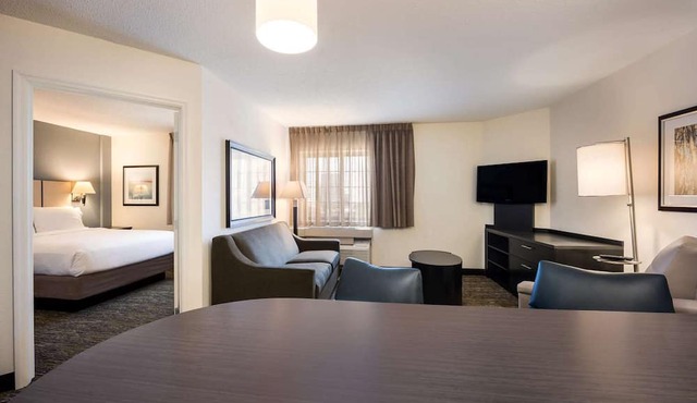 Extended Stay – with Full Kitchen l Pet-friendly, Local Trails & Outdoor Fun