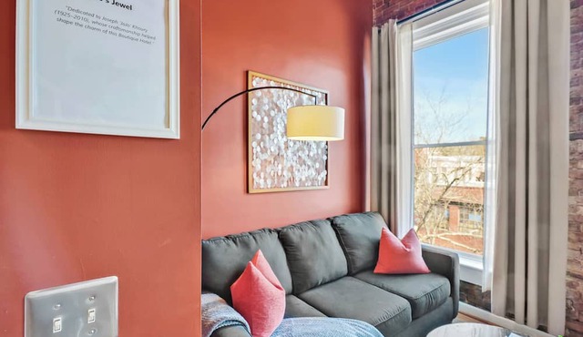 JoJo's Jewel on Front! Perfect location in the Heart of Downtown!