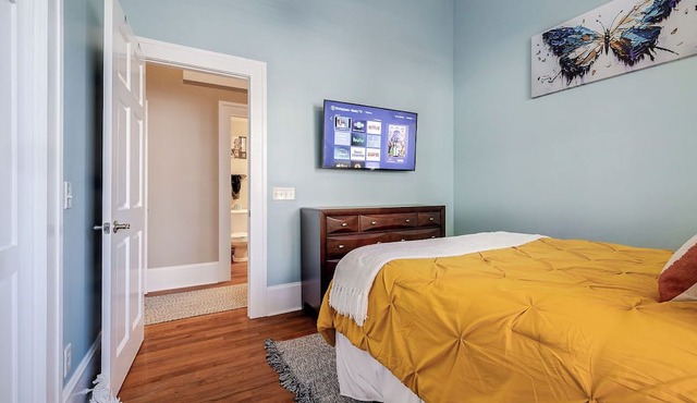 Walkable to Forsyth Park, queen bed, spacious and super comfy