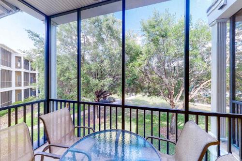 2nd-floor condo with pool & hot tub view lanai & splash pad- 10 miles to Disney