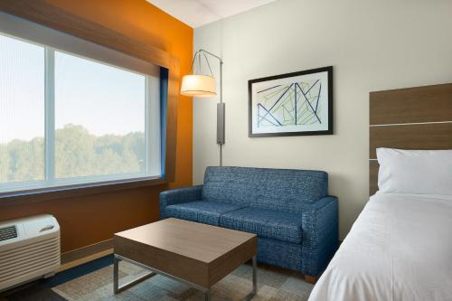 Holiday Inn Express & Suites - Fayetteville South by IHG